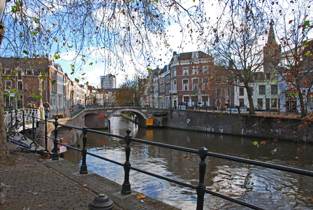 900077 Gezicht op de Zandbrug over de Oudegracht te Utrecht.